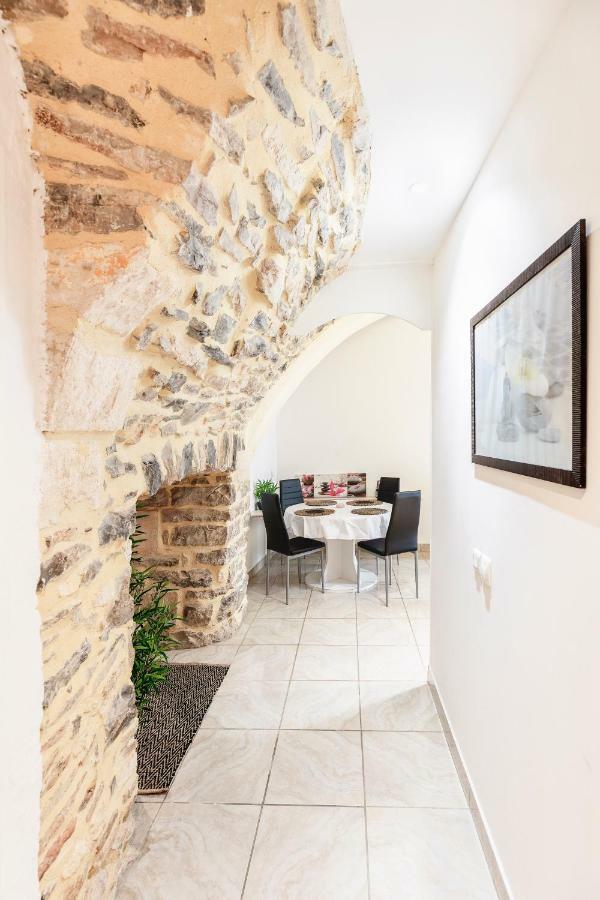 Calme Cocon Troglodyte Au Coeur De La Ville Apartment นีมส์ ภายนอก รูปภาพ